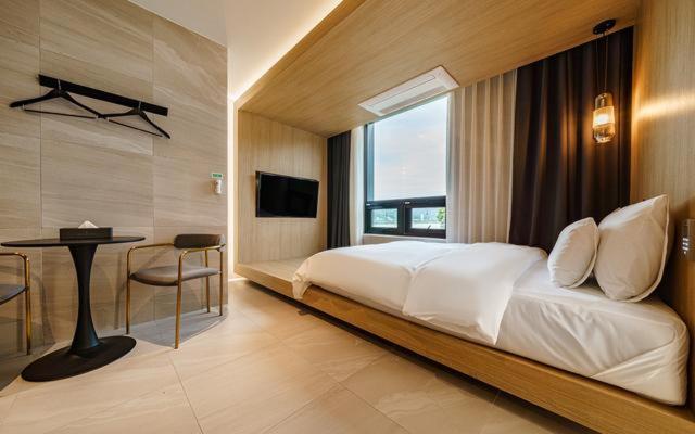 Quarto Estandar Comunicado, The Line