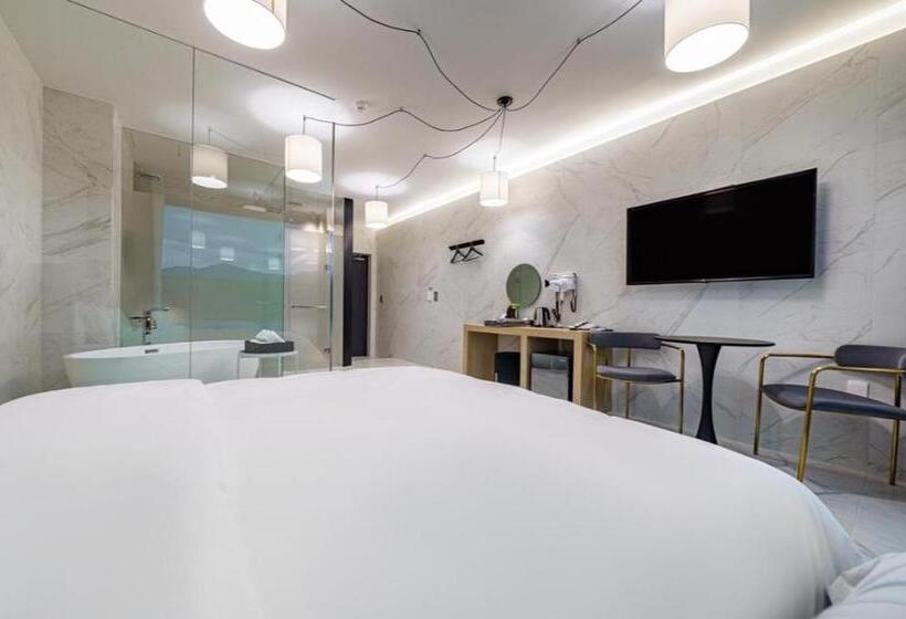 Quarto Estandar Vista Rio, The Line