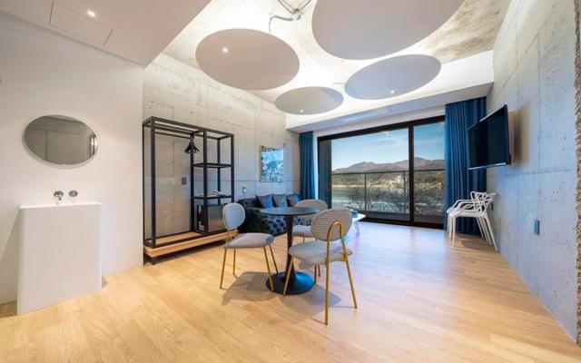 Suíte Vista Rio, The Line