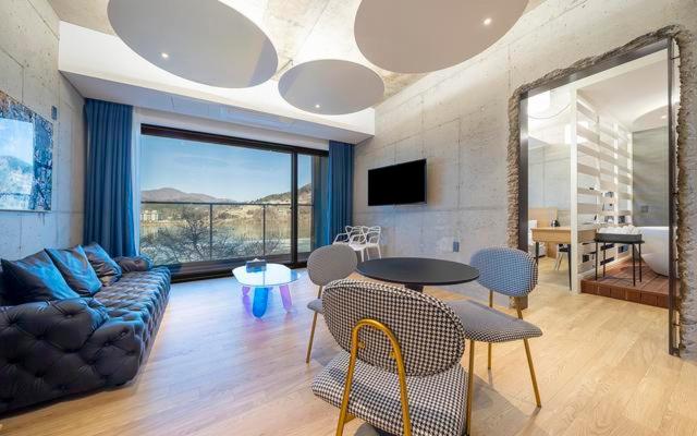 Suíte Vista Rio, The Line