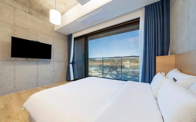 Suíte Vista Rio, The Line