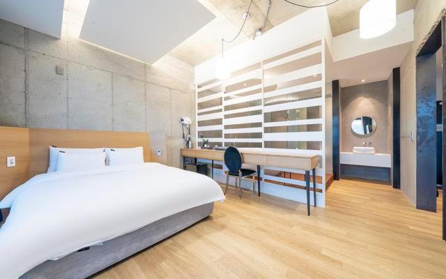 Suíte Vista Rio, The Line