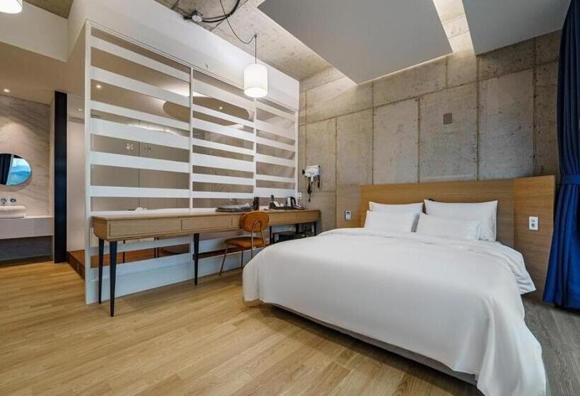 Deluxe room with river view, The Line