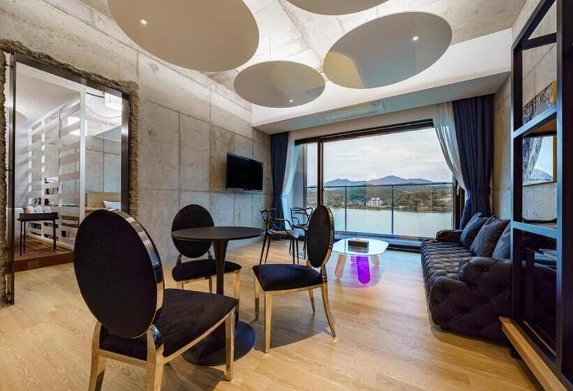 Deluxe room with river view, The Line