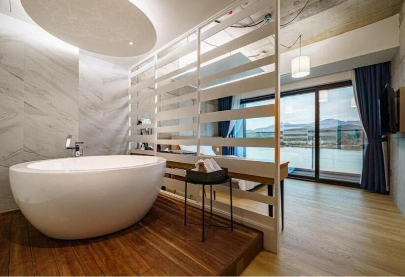 Deluxe room with river view, The Line