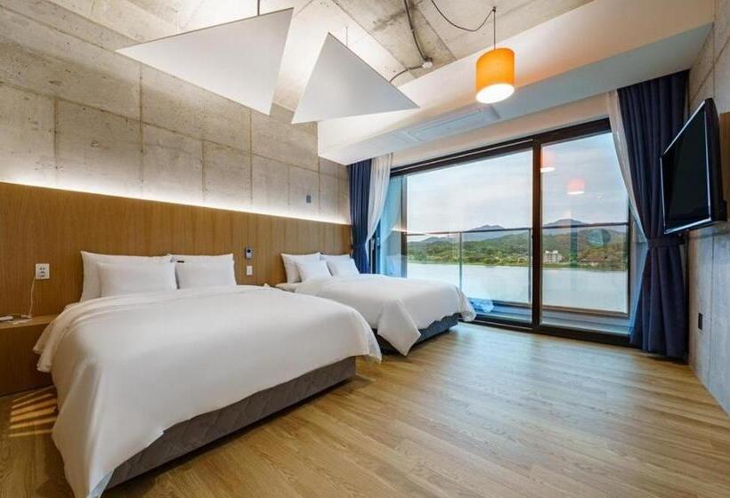 Deluxe room with river view, The Line