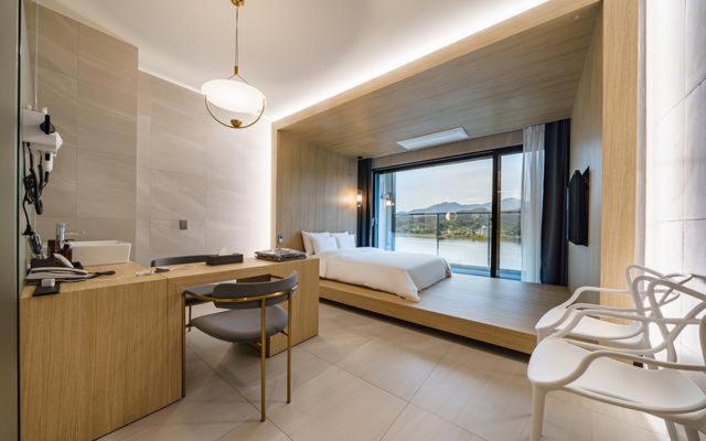 Quarto Estandar, The Line