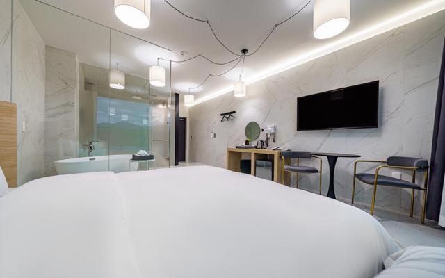 Quarto Estandar, The Line