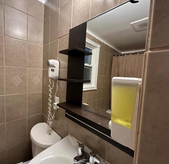 اتاق استاندارد چهارنفره با سرویس بهداشتی مشترک, Nox Hostel