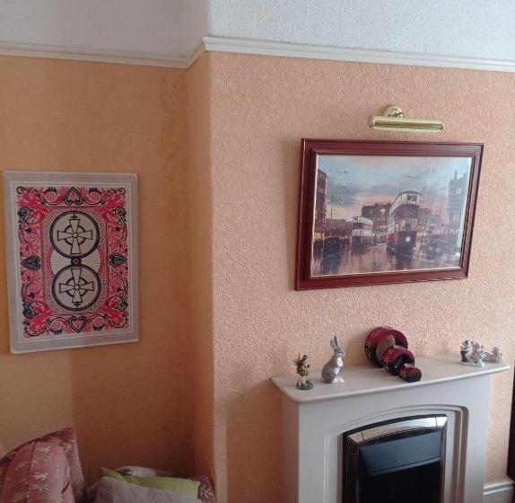 اتاق استاندارد با سرویس بهداشتی مشترک, Coronation Street Style Guest House