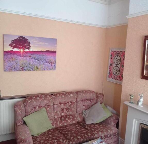 اتاق استاندارد با سرویس بهداشتی مشترک, Coronation Street Style Guest House