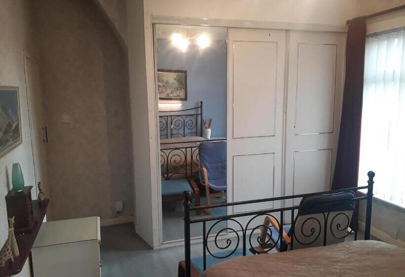 اتاق استاندارد با سرویس بهداشتی مشترک, Coronation Street Style Guest House