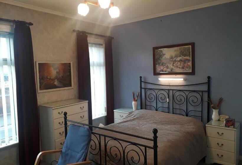 اتاق استاندارد با سرویس بهداشتی مشترک, Coronation Street Style Guest House