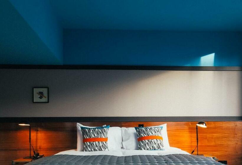 חדר דחוקס עם מיטת קינג, Bullitt