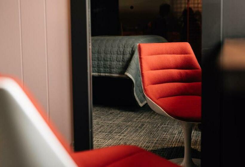 חדר דחוקס עם מיטת קינג, Bullitt