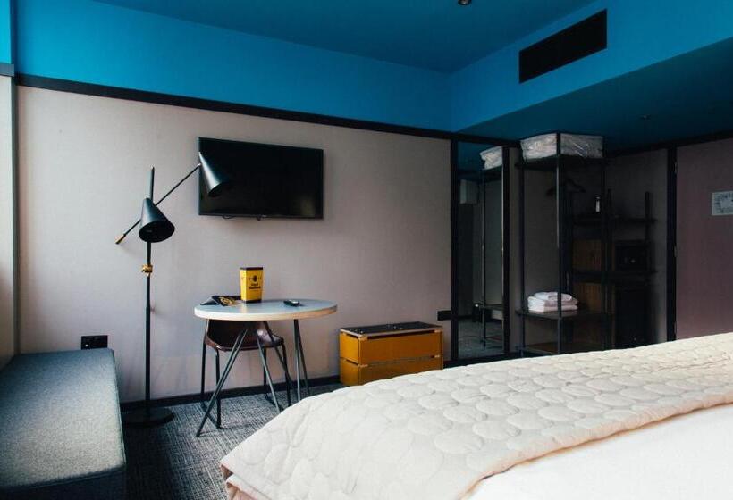 חדר קומפורט לשלושה, Bullitt