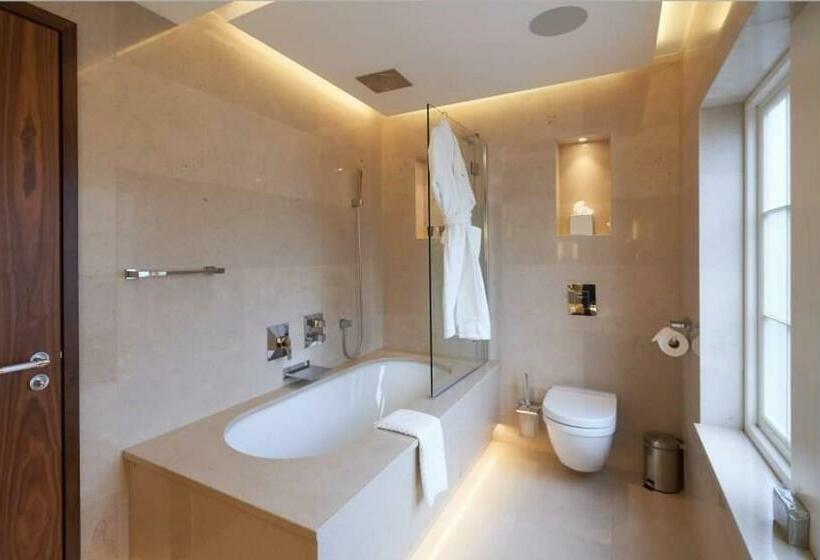 デラックスルーム, One Warwick Park