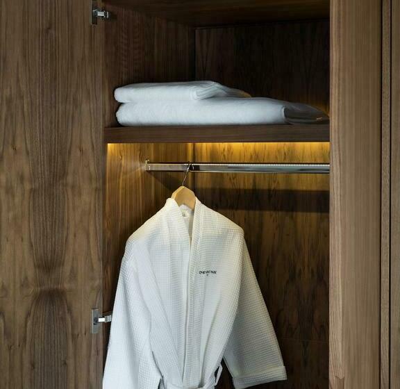 デラックスルーム, One Warwick Park