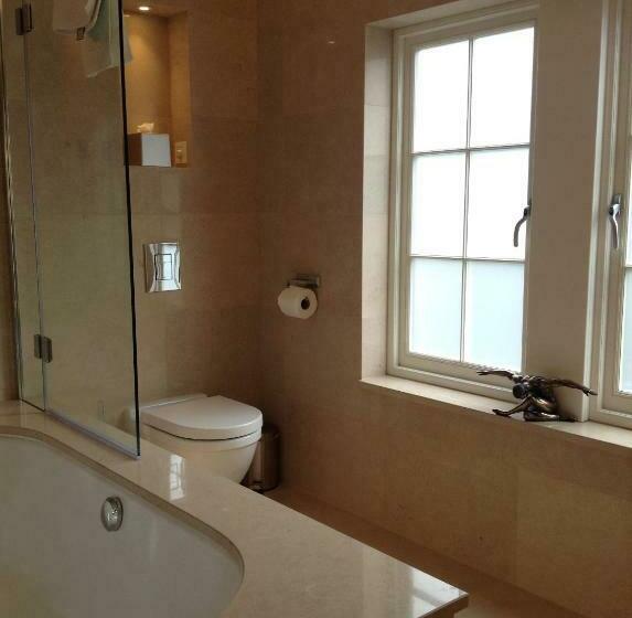 デラックスルーム, One Warwick Park