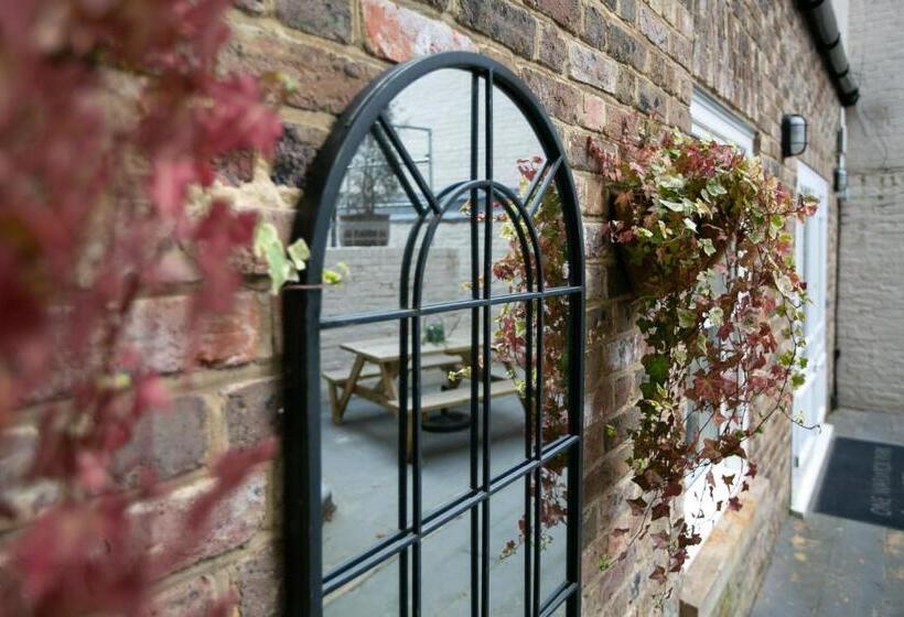 テラス付き１ベッドルームアパートメント, One Warwick Park