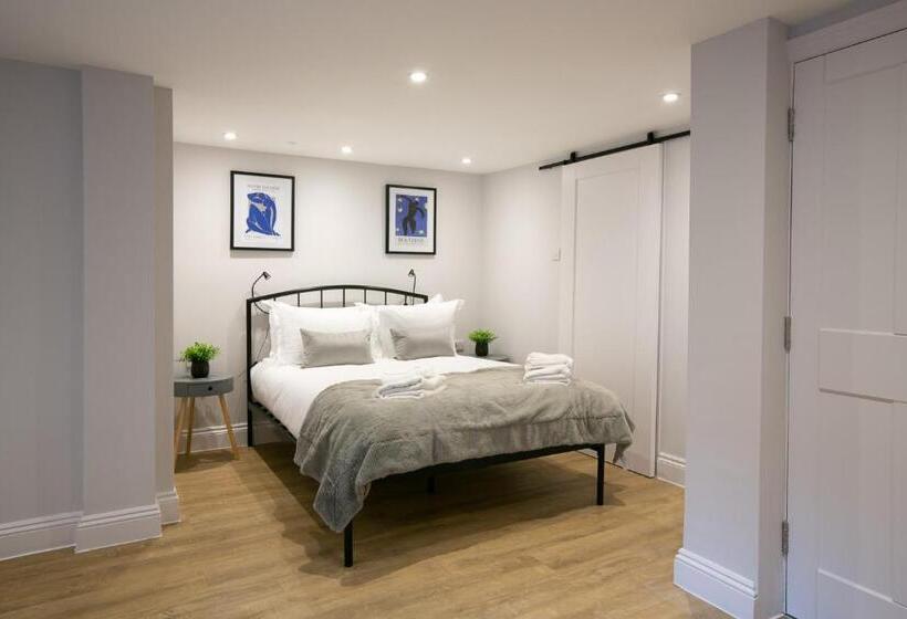 Апартаменты 1 Спальня с Террасой, One Warwick Park