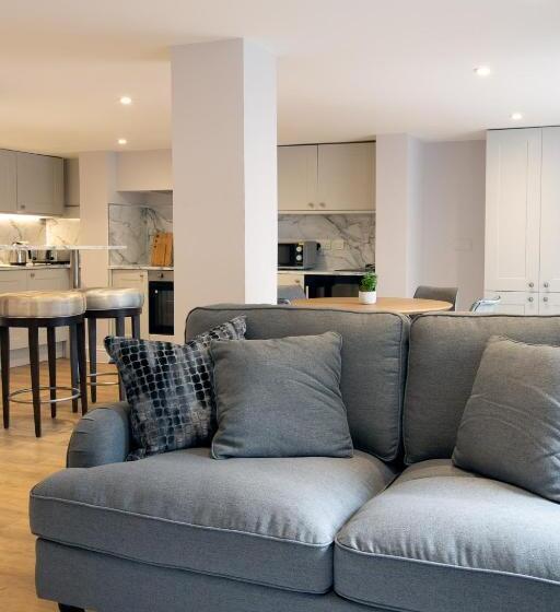 Апартаменты 1 Спальня с Террасой, One Warwick Park