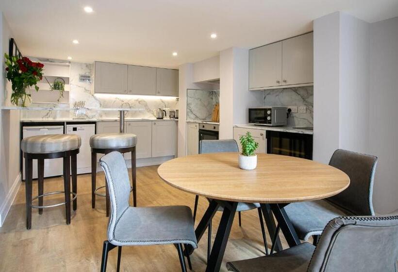 テラス付き１ベッドルームアパートメント, One Warwick Park