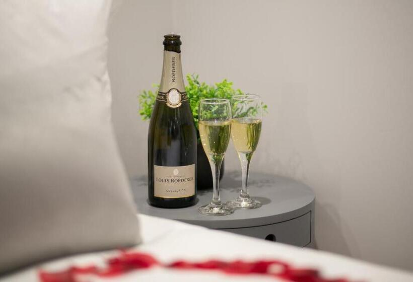 テラス付き１ベッドルームアパートメント, One Warwick Park