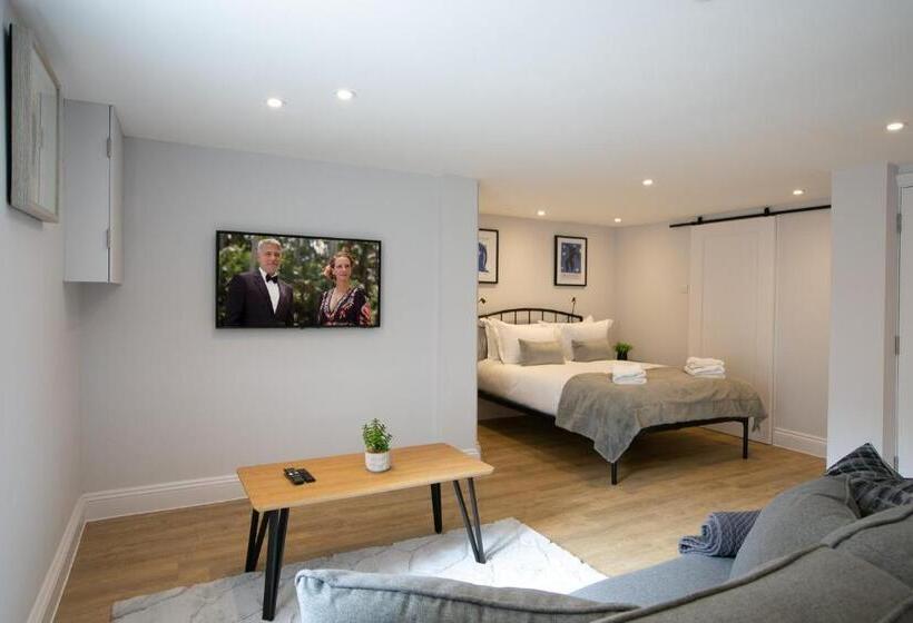 Апартаменты 1 Спальня с Террасой, One Warwick Park