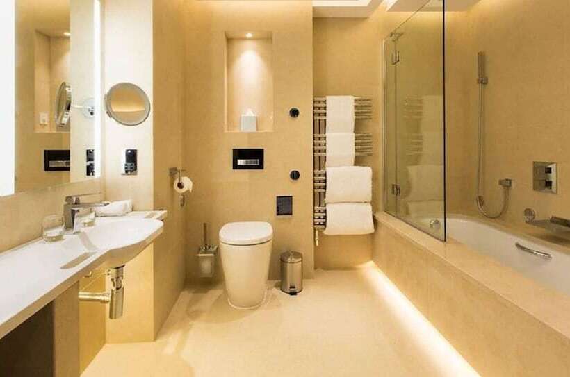 デラックスルーム, One Warwick Park