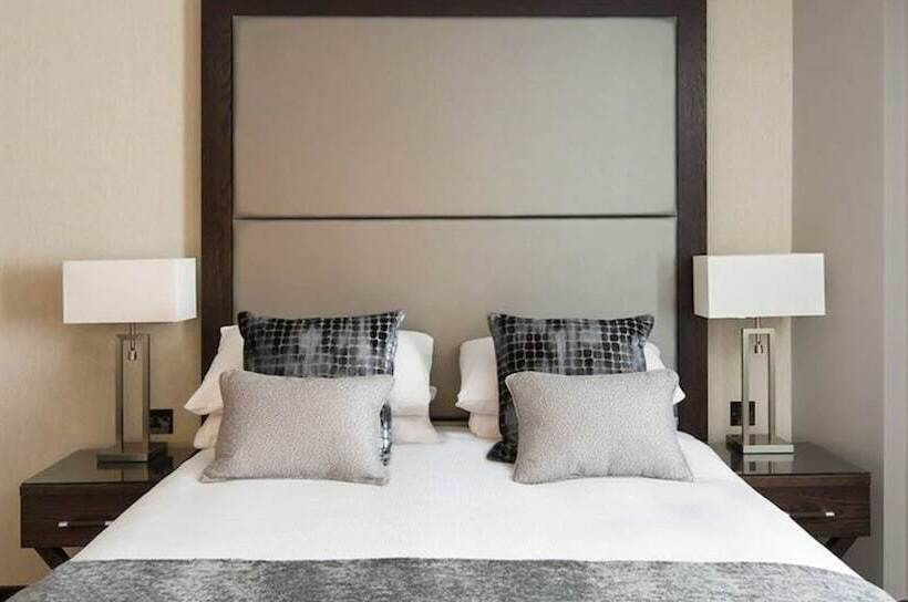 Номер Executive, One Warwick Park