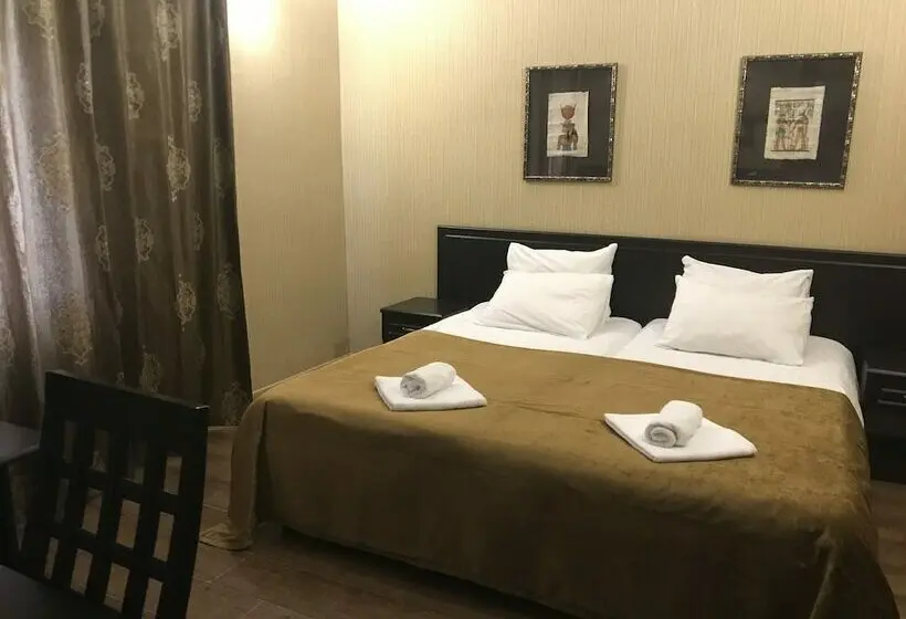 Standard-huone, Piramida