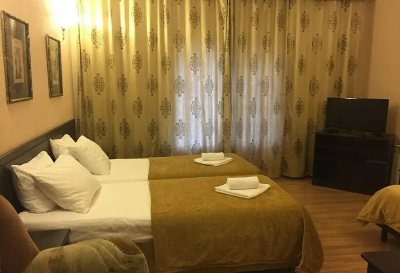 Standard Kolmen Hengen Huone, Piramida