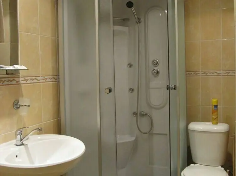 Standard Kolmen Hengen Huone, Piramida