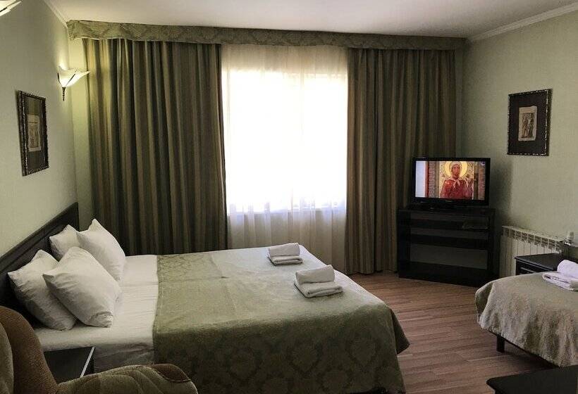 اتاق استاندارد سه نفره, Piramida