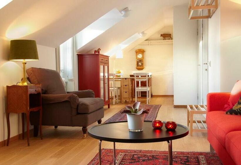 דירת חדר, Lady Hamilton Apartments