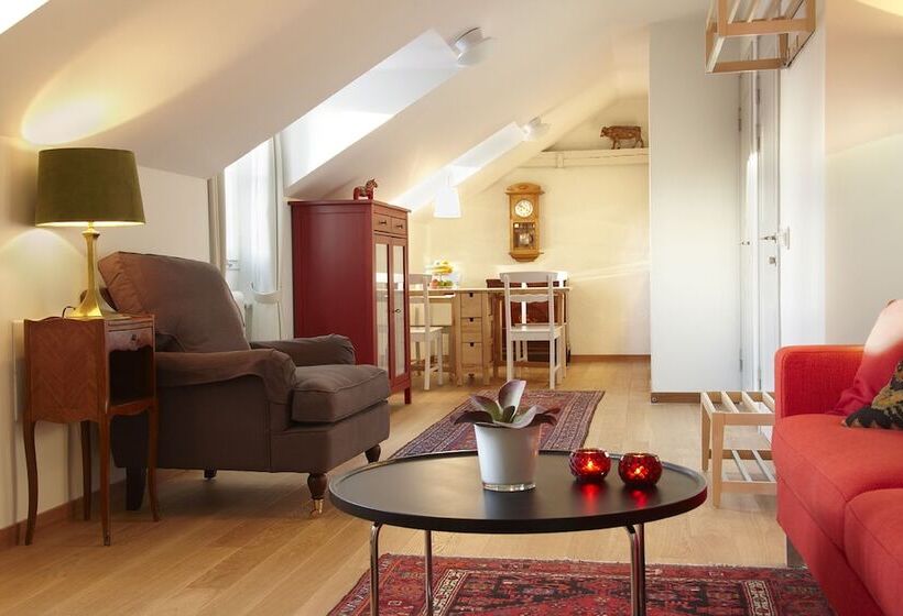 דירת חדר, Lady Hamilton Apartments