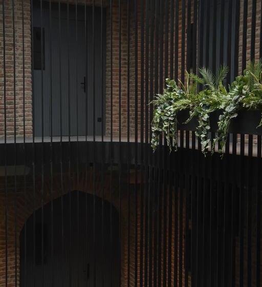 سوییت لوکس, Qarvasla