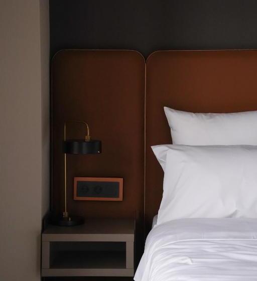 سوییت لوکس, Qarvasla