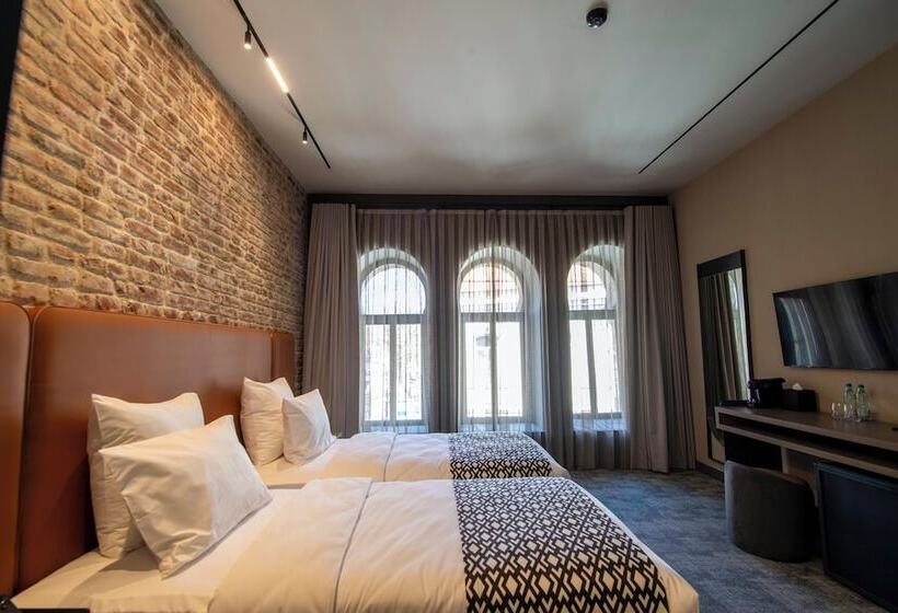 اتاق لوکس, Qarvasla