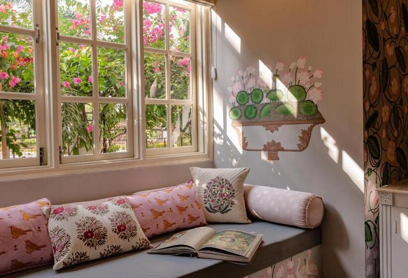 Standard Room, Laalee