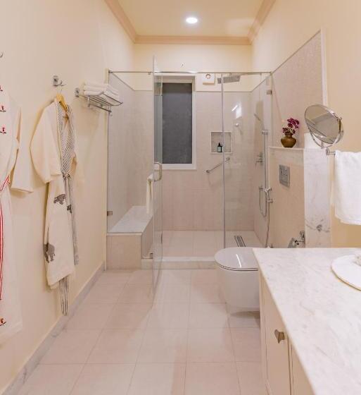 디럭스 룸, Laalee