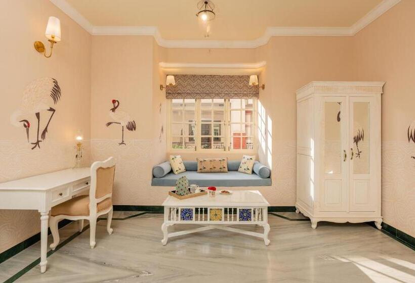 Deluxe Room, Laalee