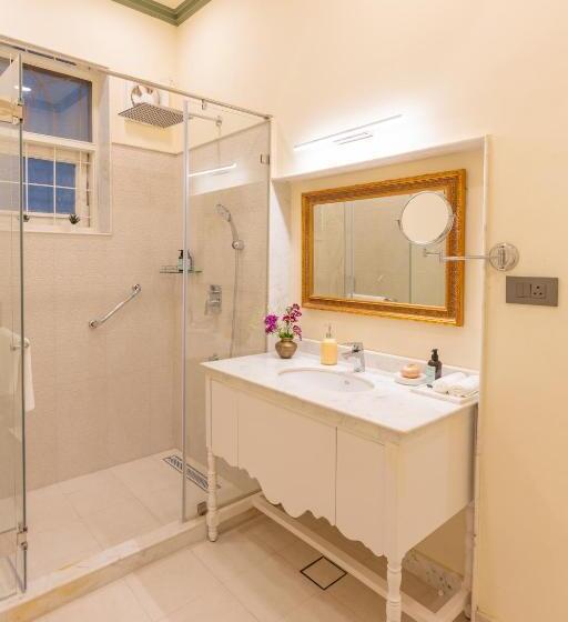 Standard Room, Laalee