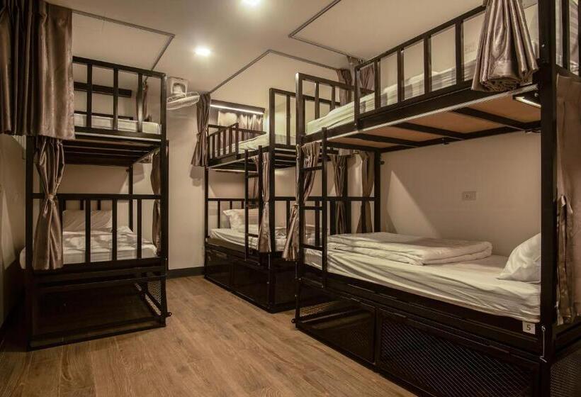 Кровать в Многоместном Номере с Общей Ванной, Sea Beach Hostel & Club Aonang Beachfront