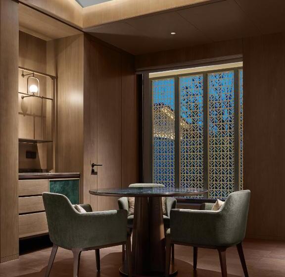 Suite with lake view, Banyan Tree Suzhou Shishan