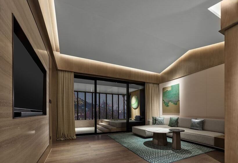 Suite with lake view, Banyan Tree Suzhou Shishan