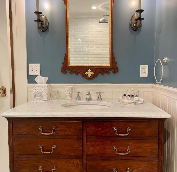 חדר סופריור עם מיטת קינג, Hannum House