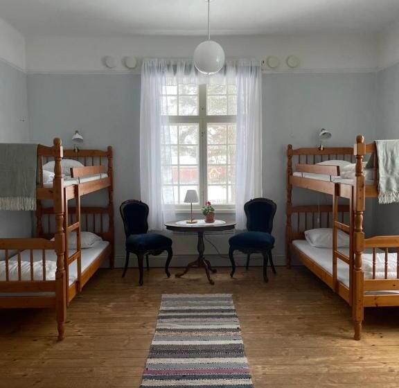 חדר סטנדרטי לארבעה עם חדר אמבטיה משותף, Officersvillorna, älvkarleby Vandrarhem