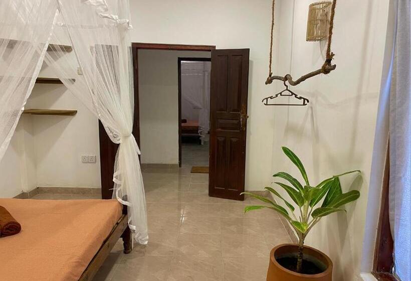 标准间, Surfside Madiha